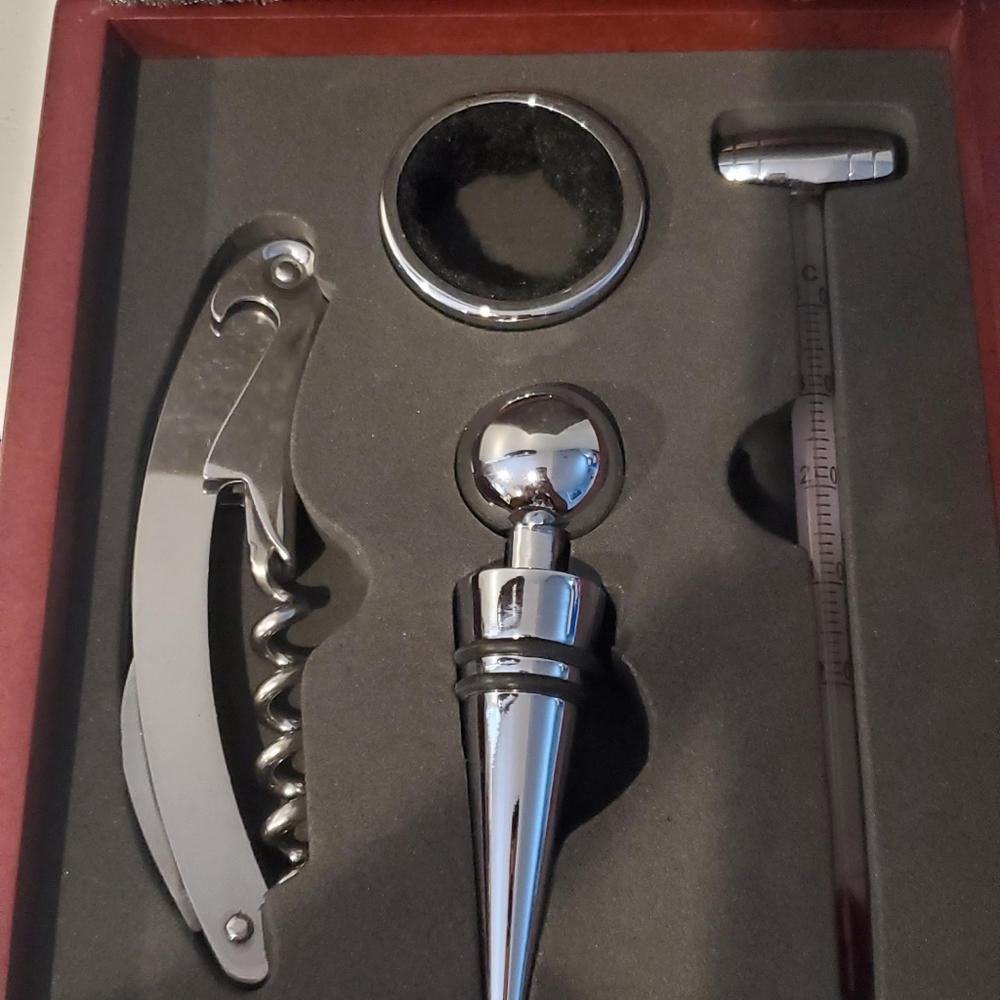 5-Piece Wine Set In Elegant Wooden Box With Corkscrew Stopper & Accessories